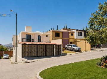 Casa · 240m² · 3 Recámaras · 2 Estacionamientos · Casa en Esquina Frente a Area Verde con Recámara en Pb en Rinconada de Los Andes S. L. p.