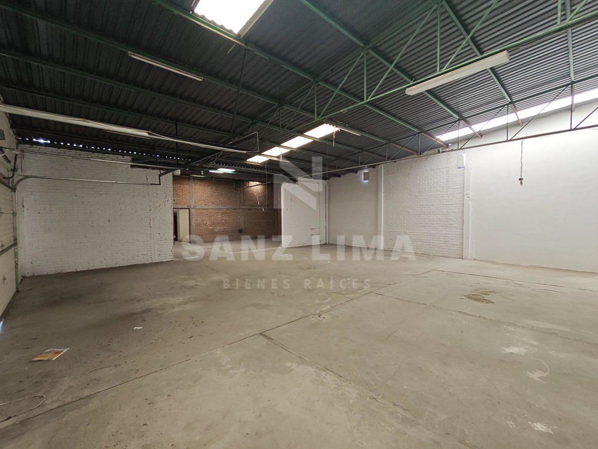 Apaseo El Grande: Warehouse with Offices in Excellent Location