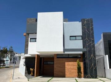 Casa de 4 habitaciones, Pachuca · Casa en Renta en Pachuca con 4 Recamaras en Esquina