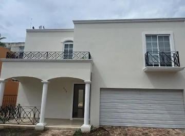 1 · Casa en Renta con Piscina en Algarrobos, Mérida | 3 Recámaras | Amplio Jardín