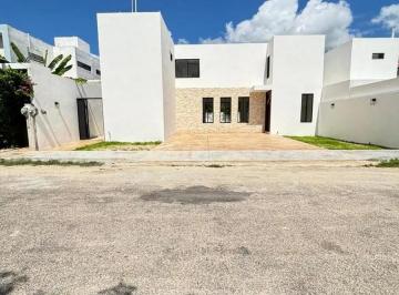 1 · Casa en Venta en Mérida:4 Recámaras,5 Baños, Alberca