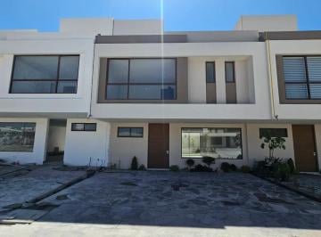 1 · Casa en Venta en Metepec Paseo Jurica con Recamara en Planta Baja