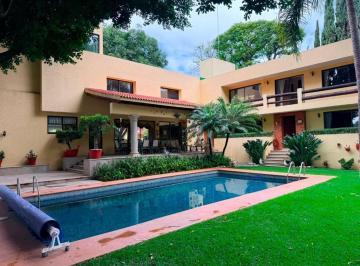 Casa · 585m² · 6 Recámaras · 10 Estacionamientos · Espectacular Residencia Al Norte de Cuernavaca