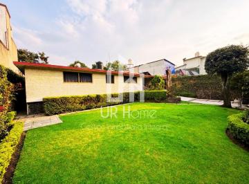 Casa · 330m² · 5 Recámaras · 4 Estacionamientos · ¡Excelente Casa en Fraccionamiento en Jardines del Ajusco 4 Sección!