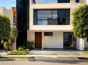 1 · Casa en Venta en Puebla, Lomas de Angelópolis Parque Veneto Recámara en Planta Baja Estrena