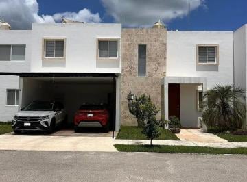1 · Casa Amueblada con Paneles, en Privada en Conkal