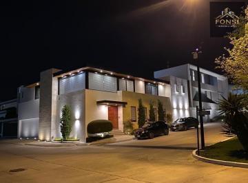 Casa · 493m² · 3 Recámaras · 3 Estacionamientos · Hermosa Residencia en Venta en Jardines del Campestre (En Esquina)