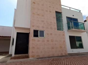 Casa · 300m² · 3 Recámaras · 4 Estacionamientos · Amplia Casa en Renta 3 Rec Sin Muebles por Cumbres Calle Sierra Madre.