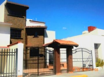 Casa en condominio de 3 habitaciones, Pachuca · Renta Casa 3 Rec con Vestidor y Baño Completo, Cto de Servicio con Baño, Jardín Int. Moraleja Pachuca