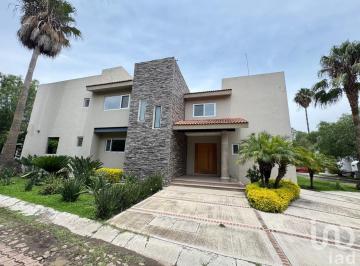 Casa · 500m² · 4 Recámaras · 6 Estacionamientos · Casa en Renta en Balvanera Golf & Polo Country Club Corregidora Queretaro