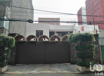 Casa · 340m² · 4 Recámaras · 3 Estacionamientos · Amplia Casa en Narvarte Oriente, con Balcón y Electrificación de Seguridad