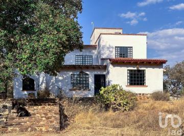 Casa · 300m² · 4 Recámaras · 100 Estacionamientos · Rancho en Zona Urbana Amealco
