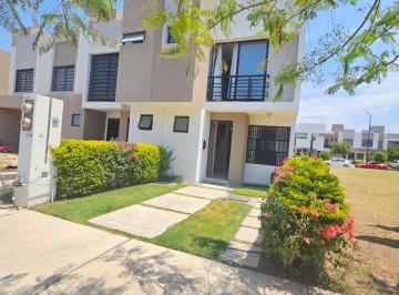 Casa en Venta de 3 habitaciones Jardines de Versalles · Casa con Recámara Abajo. Fracc con Alberca