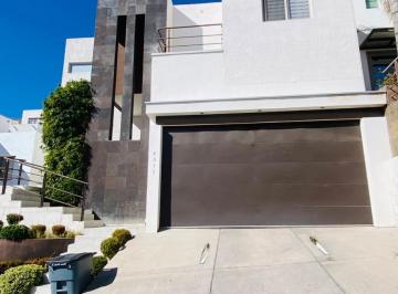 Casa · 2 Estacionamientos · Casa en Renta Rincones de San Francisco