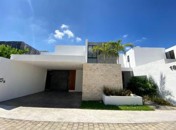Casa · 300m² · 4 Recámaras · 2 Estacionamientos · Casa en Renta de 4 Habitaciones en Privada Exclusiva de 20 Casas en Temozon, Mérida