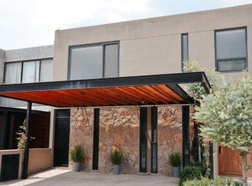 Casa en condominio de 4 habitaciones, Querétaro · Casa en Venta en Altozano | Vista a La Reserva | Lote Premium | 3 Recámaras + Servicio