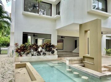 Casa en condominio · 364m² · 3 Recámaras · 4 Estacionamientos · Casa en Renta de 3 Habitaciones con Alberca y Cuarto de Servicio en El Yucatán Country Club