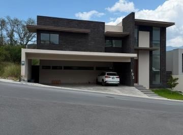 Casa · 750m² · 5 Recámaras · 5 Estacionamientos · Casa en Sierra Alta 9o Sector