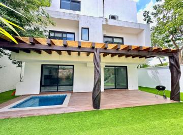 Casa · 360m² · 3 Recámaras · 2 Estacionamientos · Casa en Renta con Cocina Grande y Alberca en Condominio Ubicada en Temozon, Norte, Mérida