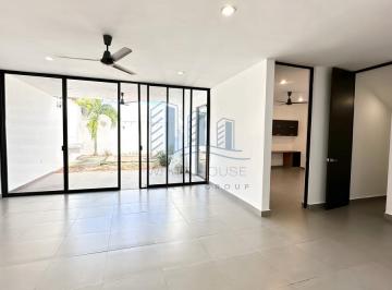Casa · 320m² · 4 Recámaras · 2 Estacionamientos · Casa de 4 Habitaciones con Jardin y Alberca en Renta Sobre La Carretera Mérida - Progreso
