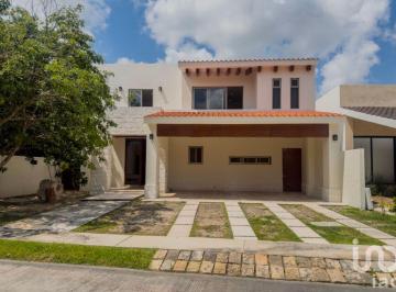 Casa · 410m² · 4 Recámaras · 4 Estacionamientos · Casa en Venta en Parque Central, Mérida, Yucatán.