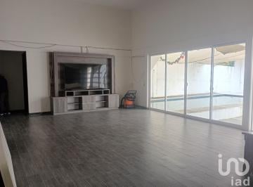 Casa · 350m² · 6 Recámaras · 6 Estacionamientos · Renta de Casa Amplia con Alberca y Amueblada en Huauchinango