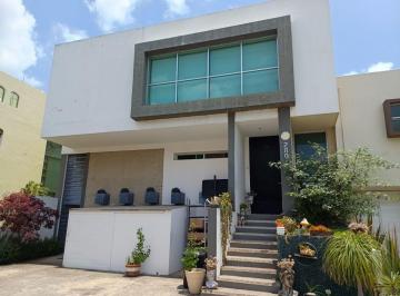 Casa de 3 habitaciones, Zapopan · Residencia en Venta en Coto Privado, Fracc. Jardin Real, Zapopan