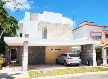 Casa · 442m² · 3 Recámaras · 3 Estacionamientos · Casa Residencial Cumbres en Venta