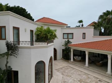 Casa · 1100m² · 4 Recámaras · 6 Estacionamientos · Casa en Venta Sm11 Punta Celarain