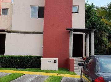 DOS ESTACIONAMIENTOS FIJOS AL FRENTE · Cómoda Casa con Jardín y Alberca Para Los Propietarios del Closter
