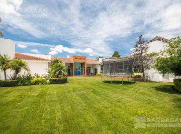 Casa · 826m² · 4 Recámaras · 4 Estacionamientos · Casa en Venta en El Campanario, de un Solo Nivel con 2,245 m² de Terreno