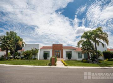 Casa · 826m² · 4 Recámaras · 4 Estacionamientos · Casa en Venta en El Campanario, de un Solo Nivel con 2,245 m² de Terreno