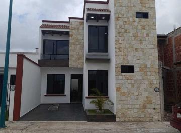 Casa · 156m² · 3 Recámaras · 2 Estacionamientos · Venta de Casa en Coatepec 3 Rec. 3.5 Baños 2 Salas $2,500,000