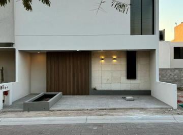 Casa de 3 habitaciones, Corregidora · Casa en Venta en Cañadas del Arroyo Acabados de Lujo
