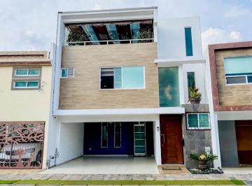 Casa · 306m² · 4 Recámaras · 2 Estacionamientos · Casa en Venta en Fracc. Arboreto, Forjadores, San Pedro Cholula