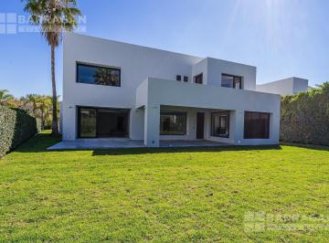 Casa · 824m² · 3 Recámaras · 3 Estacionamientos · Casa en Venta en El Campanario, con Excelentes Acabados y Recién Remodelada
