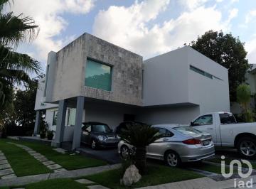 Casa · 323m² · 4 Recámaras · 4 Estacionamientos · Se Vende Casa en El Palomar Seccion Las Cañadas en Tlajomulco de Zuñiga Jalisco