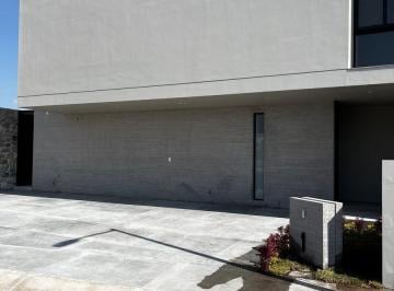 Casa · 308m² · 3 Recámaras · 2 Estacionamientos · Casa en Renta Y/o Venta en Lomas del Campanario Norte, con Acabados de Lujo