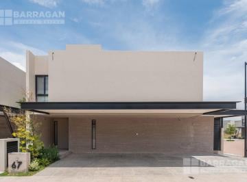 Casa · 380m² · 3 Recámaras · 2 Estacionamientos · Casa en Renta Y/o Venta en Lomas del Campanario Norte, Frente a Área Verde
