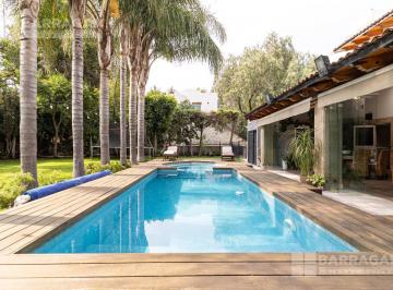 Casa · 650m² · 4 Recámaras · 6 Estacionamientos · Casa en Venta en El Campanario, con Alberca y Jacuzzi