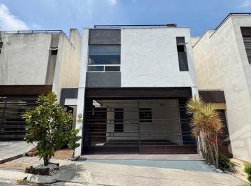 Casa · 215m² · 3 Recámaras · 2 Estacionamientos · Casacasa en Cerradas de Cumbres Monterrey