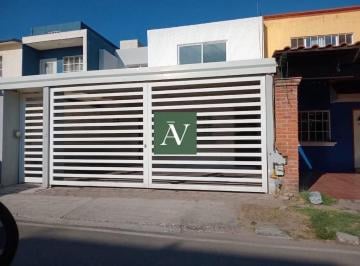 Casa de 3 habitaciones, Querétaro · Casa en Venta Remodelada Cerca de La Uaq Dentro de Fraccionamiento Queretaro