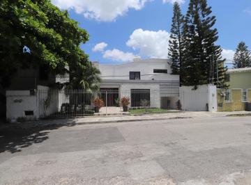 Fachada · Casa con Doble Frente y Vocación de Inversión en Fracc. del Arco, Mérida