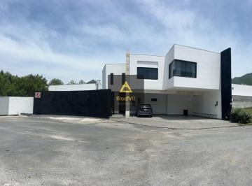 Casa · 390m² · 4 Recámaras · 3 Estacionamientos · Casa Equipada en Venta Laderas Residencial