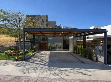Casa · 355m² · 3 Recámaras · 2 Estacionamientos · Extraordinaria Casa en Venta en Cumbres del Lago