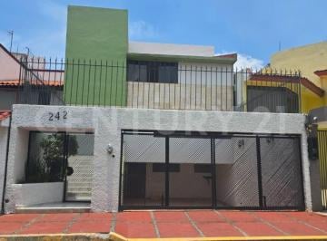 Casa · 290m² · 4 Recámaras · 4 Estacionamientos · Casa en Renta en Fraccionamiento del Parque, Coyoacán