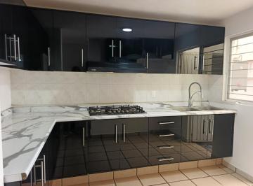 Casa de 3 habitaciones, San Pedro Tlaquepaque · Casa en Venta en Rincón del Bosque – $3,163,500