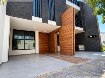 Casa · 375m² · 4 Recámaras · 2 Estacionamientos · Casa - Fraccionamiento Lomas de Angelópolis