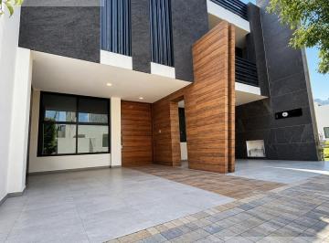 Casa · 375m² · 4 Recámaras · 2 Estacionamientos · Casa - Fraccionamiento Lomas de Angelópolis