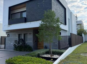 Casa · 295m² · 3 Recámaras · 3 Estacionamientos · Casa en Renta Amueblada en Entrelomas Residencial